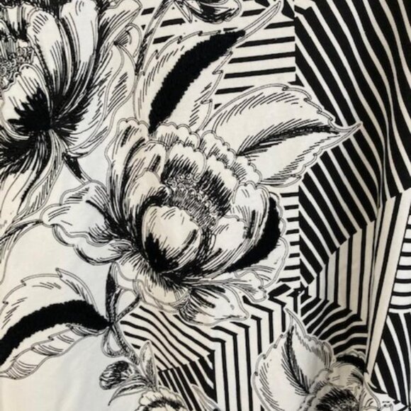 Weekends by Chicos Woman's Top Sz 2 Black White Flowered Short Sleeves - Picture 2 of 3